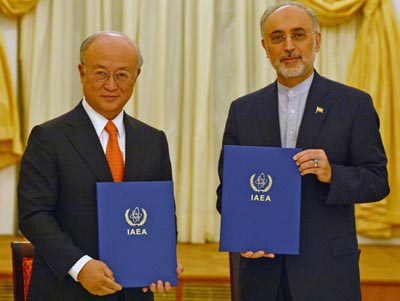 El director general del OIEA, Yukiya Amano (izda), y al vicepresidente iran, Ali Akhbar Salehi, durante la firma del acuerdo nuclear | Fuente: www.confidencial.com.ni
